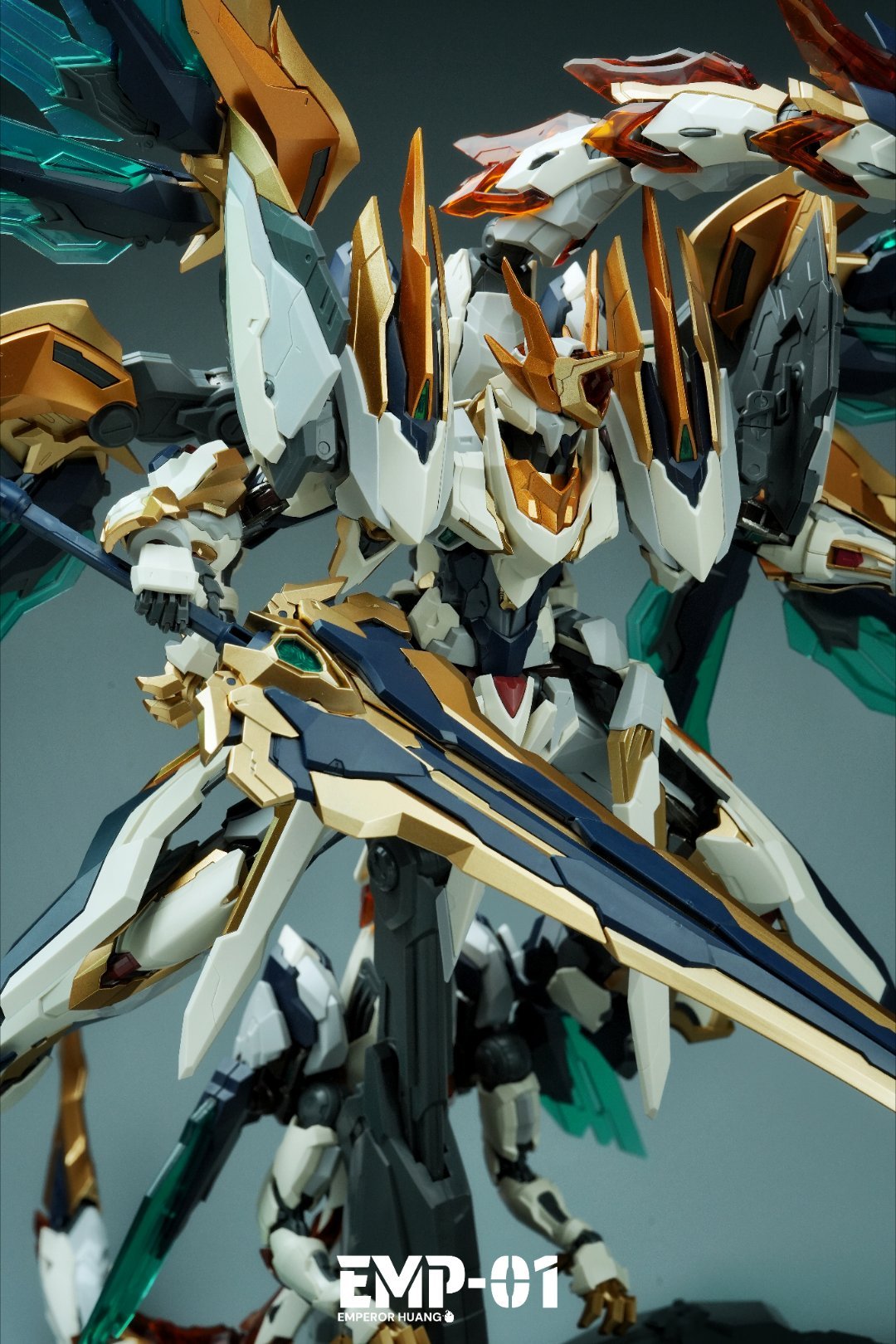 GS TOYS MG 1/100 Model Kit EMPEROR HUANG Model kit